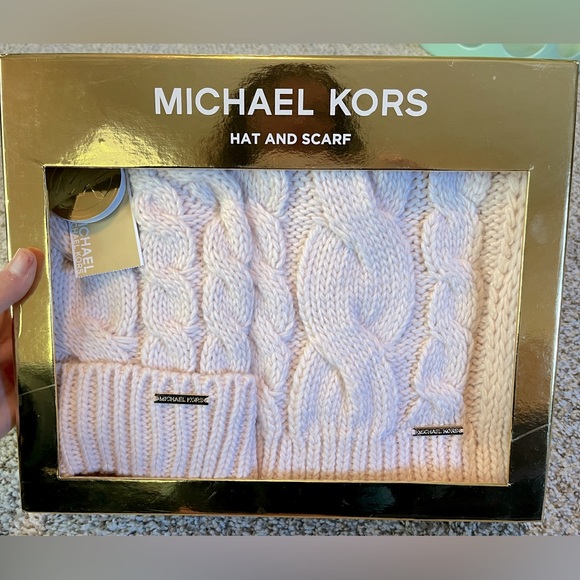Michael Kors brand new light pink hat and scarf set - Picture 1 of 1